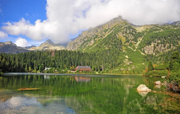 Piękny Krajobraz Alpejski Jeziora Lasu Popradske Pleso Słowacja — Zdjęcie stockowe