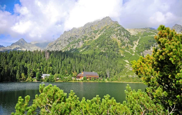 Houten Huis Aan Het Meer Natuurlijke Zomer Berg Landschap Tatra — Stockfoto