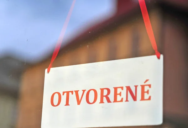 Slovak Dilinde Kapıya Açık Işaret Asılı — Stok fotoğraf