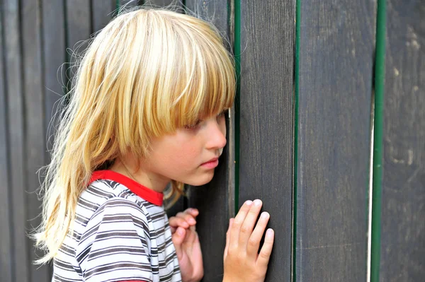 Little Boy Looking Wooden Fence — Stock Photo, Image