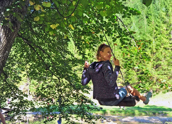 Feliz Joven Mujer Balanceándose Parque Bajo Gran Árbol —  Fotos de Stock