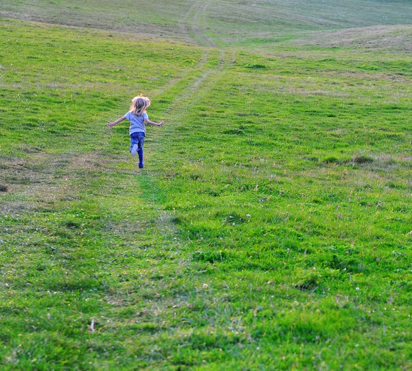 Jongen Weglopen Het Grasveld — Stockfoto