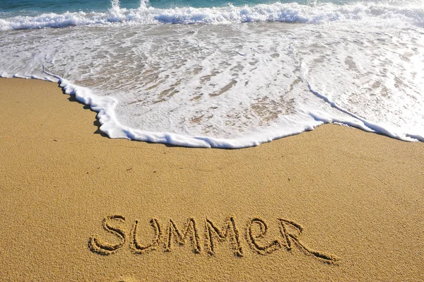 地中海の砂浜に夏サイン — ストック写真