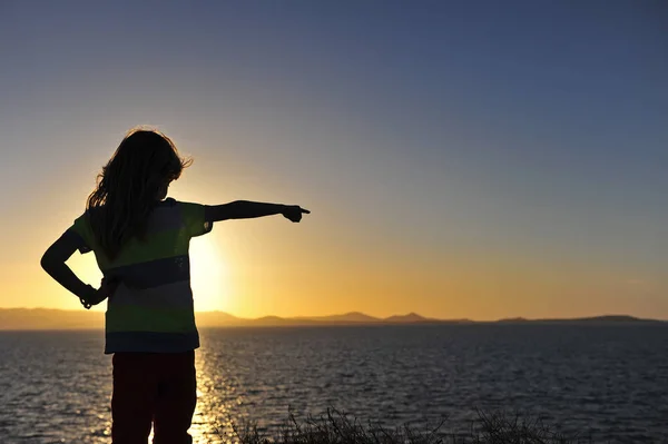 Mały Chłopiec Stojący Nad Brzegiem Morza Zachód Słońca Grecja — Zdjęcie stockowe