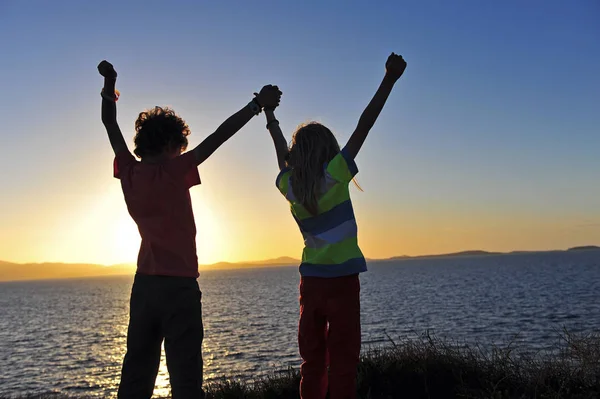 Zwei Kinder Mit Händen Der Luft Bei Sonnenuntergang — Stockfoto