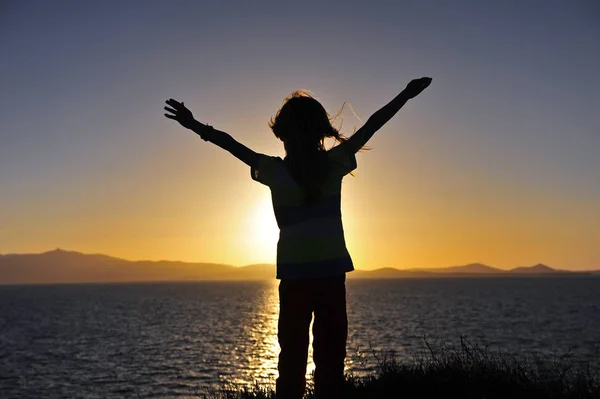 Silhouette Bambino Piedi Mare Tramonto Grecia — Foto Stock