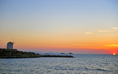 Güzel gün batımı Paros Adası, Kiklad Adaları, Yunanistan