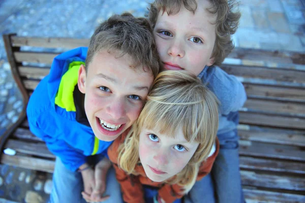 Tres Niños Mirando Cámara Vista Superior —  Fotos de Stock