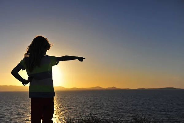 Ragazzino Piedi Mare Tramonto Grecia — Foto Stock