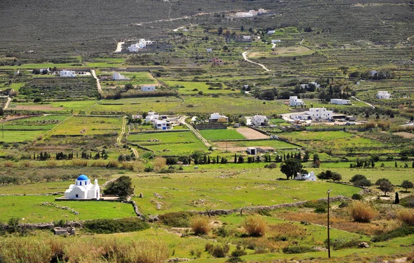 Mooie Witte Kerk Het Grasveld Paros Island Griekenland — Stockfoto