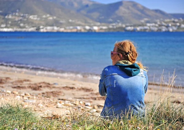 Sahilde Paros Yunanistan Oturan Genç Kadın — Stok fotoğraf