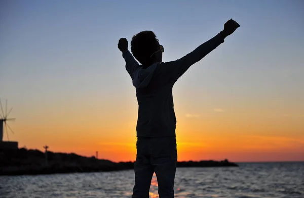 Silhouette Eines Jungen Meer Bei Sonnenuntergang — Stockfoto