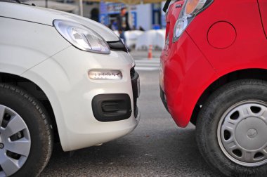 Paros, Yunanistan - 12 Nisan: yakın 12 Nisan 2018 üzerinde sokakta park halinde iki küçük arabalar.