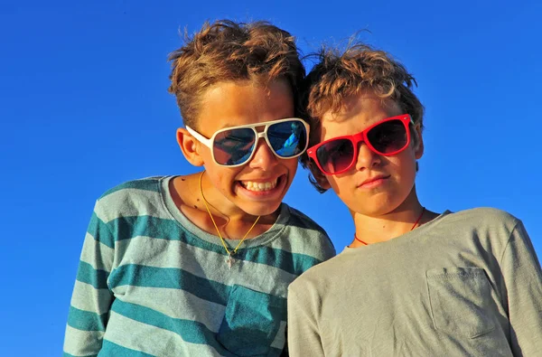 Duas Crianças Usando Óculos Sol Com Céu Azul Fundo — Fotografia de Stock