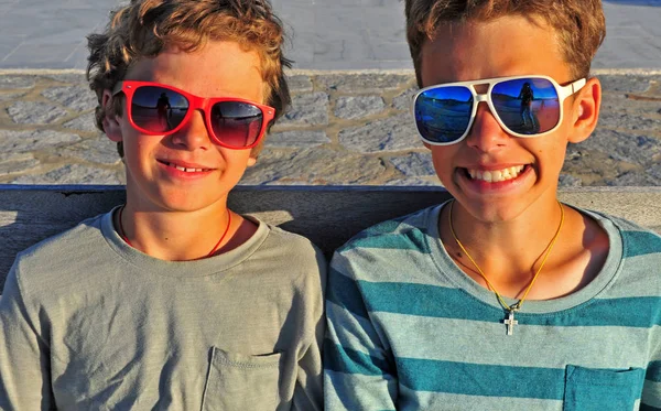 Duas Crianças Felizes Usando Óculos Sol Livre — Fotografia de Stock