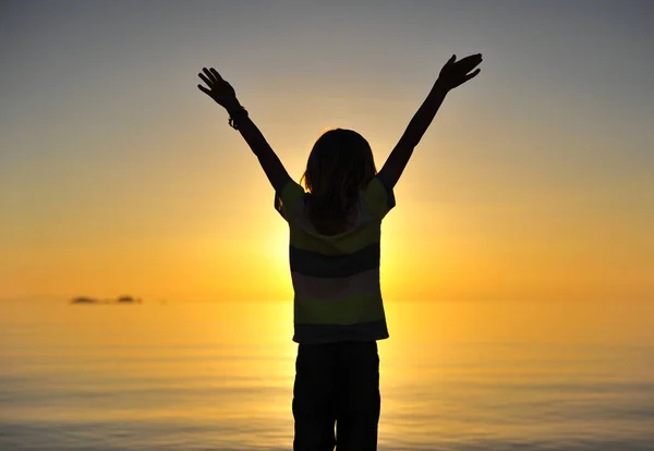 Ragazzino Piedi Mare Tramonto — Foto Stock