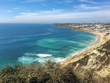 Luz plajının güzel manzarası, Algarve
