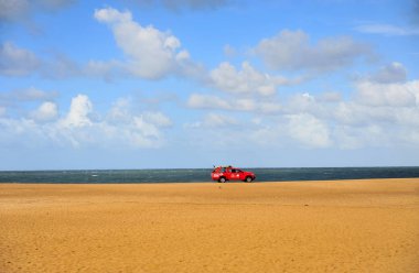 Nasıra sahilinde ifeguards araba, Portekiz 