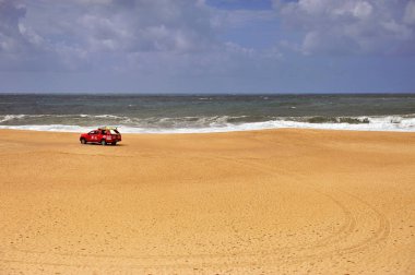 Nasıra sahilinde cankurtaran arabası, Portekiz 