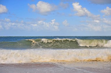 Atlantik kıyı şeridinde büyük dalgalar, Portekiz