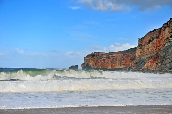 Nazare luce e scogliere nel giorno tempestoso — Foto Stock