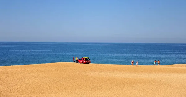 People on the beach of Nazare resort, Portugal — Stock Photo, Image