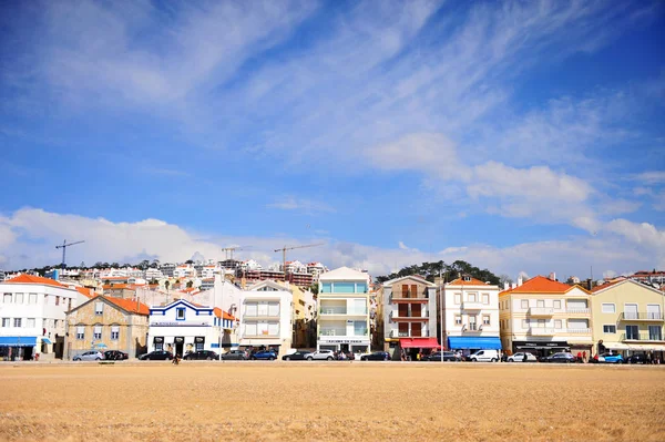 Huizen aan dijk van Nazare Resort, Portugal — Stockfoto