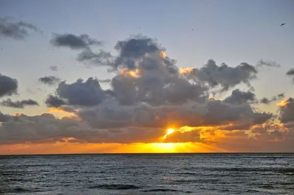 Coucher de soleil sur la côte atlantique, Nazare, Portugal — Photo