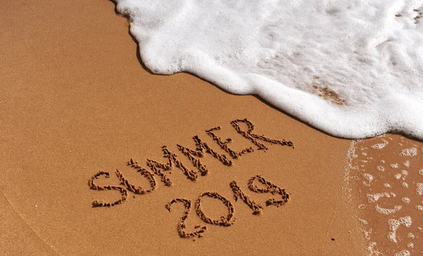 Señal de hora de verano en la playa de arena — Foto de Stock