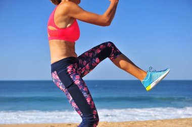 Atletik kız açık havada egzersiz yapıyor