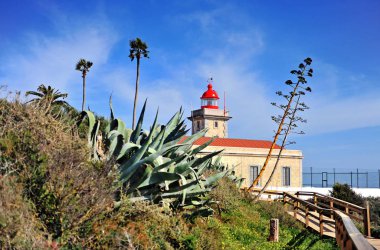Eski deniz feneri ile doğal manzara