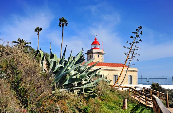 Eski deniz feneri ile doğal manzara