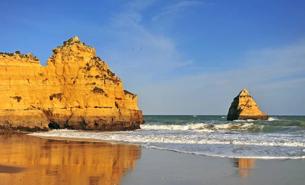 Belles falaises sur la plage de Lagos, Algarve — Photo