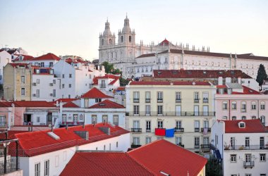 Alfama bölgesinin renkli evleri, Lisboa