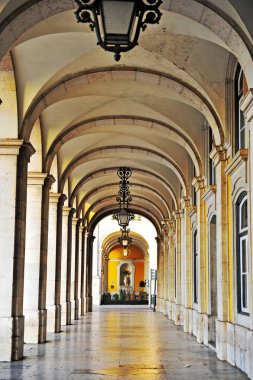 Ticaret meydanındaki tarihi binanın kemeri