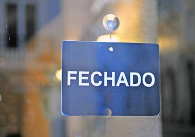 Giyim mağazasının kapısında kapalı tabela