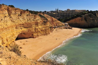 Carvoeiro kasabasında kum plaj üst görünümü