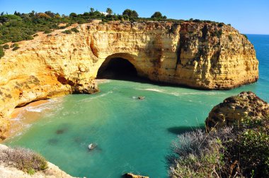 Carvoeiro sahilinde doğal mağara, Portekiz