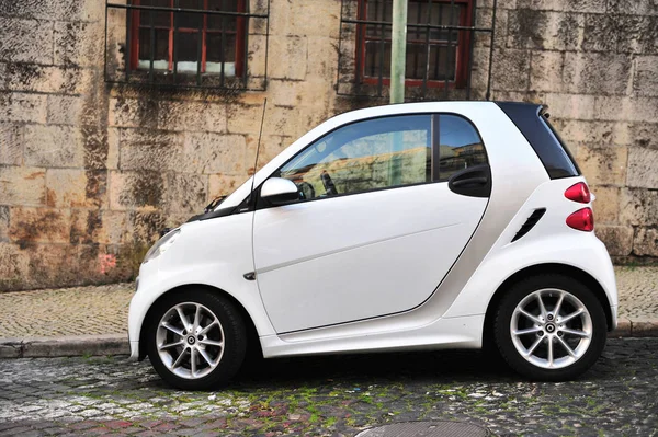 Smart in de straat van Alfama, Lissabon — Stockfoto