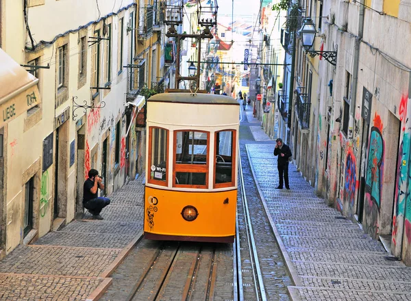 Фуникулер Bica на улице Лиссабона, Португалия — стоковое фото