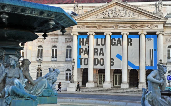 Nationaltheatrebyggnad och fontän skulpturer på Rossio Squa — Stockfoto