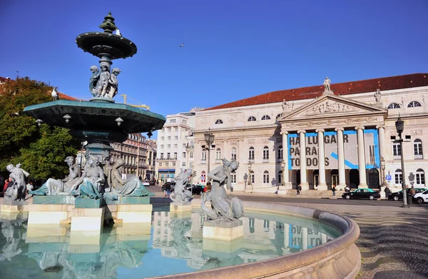 Rossio squa ulusal tiyatro binası ve çeşme heykeller — Stok fotoğraf