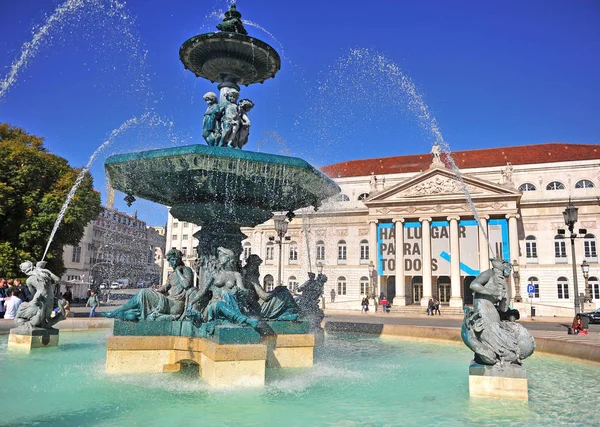 Rossio meydanında Lizbon Ulusal tiyatro manzara — Stok fotoğraf