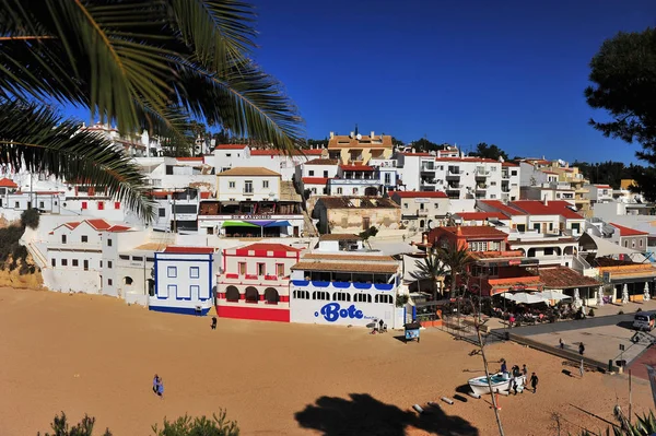 Casas brancas da aldeia de pescadores do Carvoeiro, Portugal — Fotografia de Stock