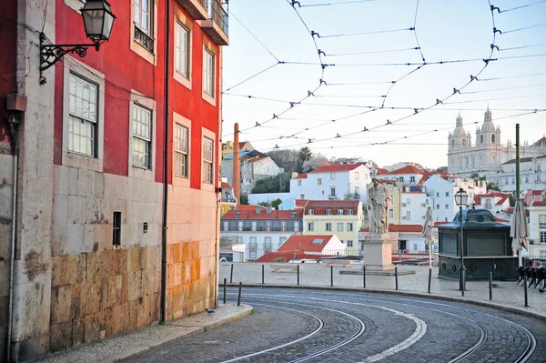 Οδός Winding της περιοχής Alfama — Φωτογραφία Αρχείου