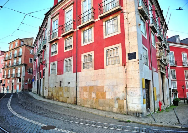 Farbenfrohe straße im stadtzentrum von Lissabon — Stockfoto