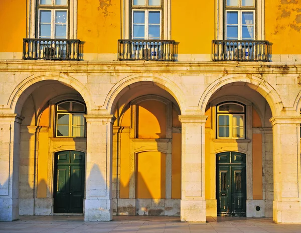Ticaret meydanında renkli bina, Lizbon — Stok fotoğraf