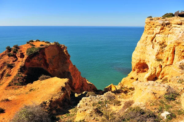 Carvoeiro plajındaki kayalıkların manzara manzarası — Stok fotoğraf