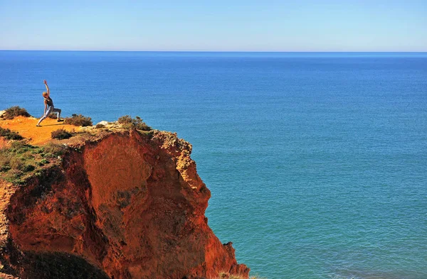 Woman making workout on the cliff — ストック写真