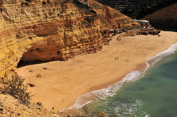 Malebné útesy na pláži Carvoeiro, Portugalsko — Stock fotografie